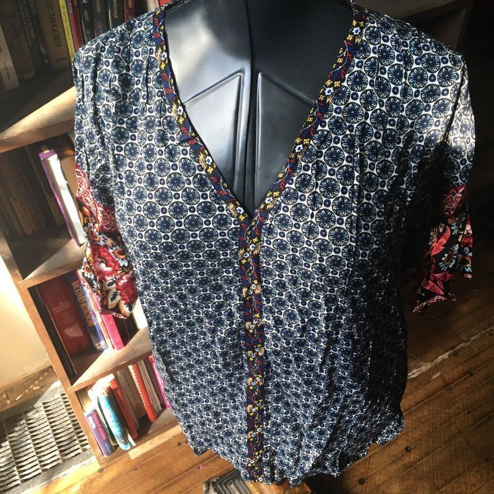 Weekend Suzanne Betro L Scandinavian v-neck blue and red blouse